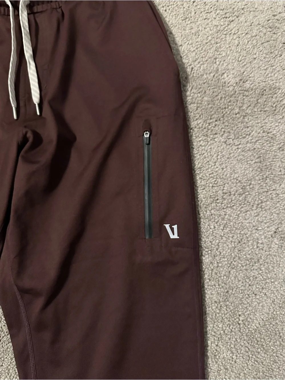 Vuori Sunday Performance Jogger Mens Size S Zipper Pockets Stretch Oxblood